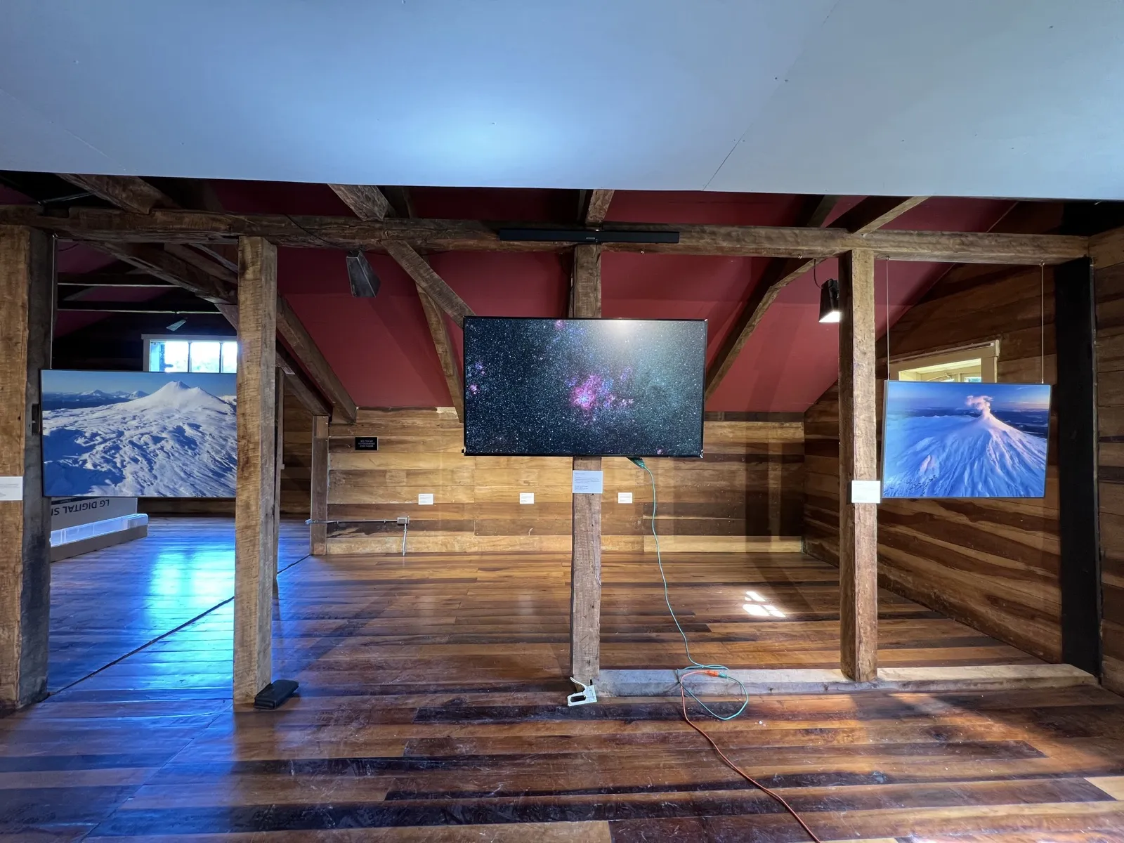 Pantallas para muestra fotográfica, Museo Los Chilcos