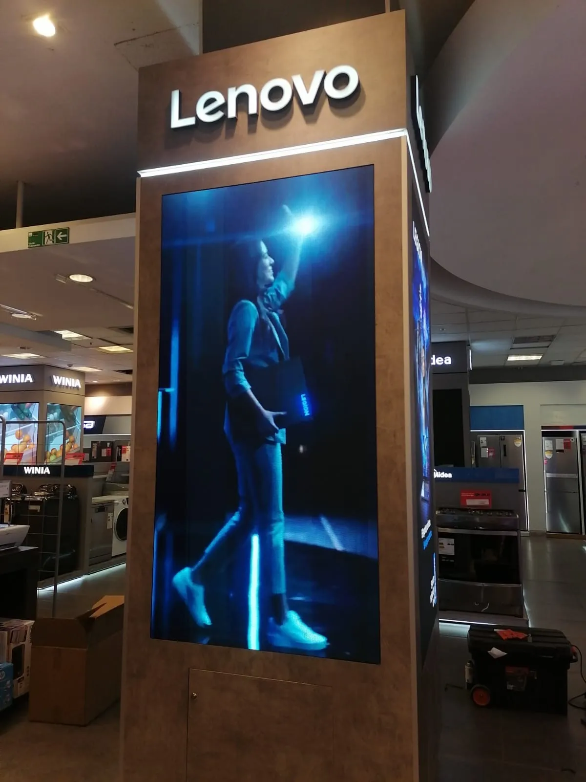 Tótem digital vertical en tienda, Lenovo