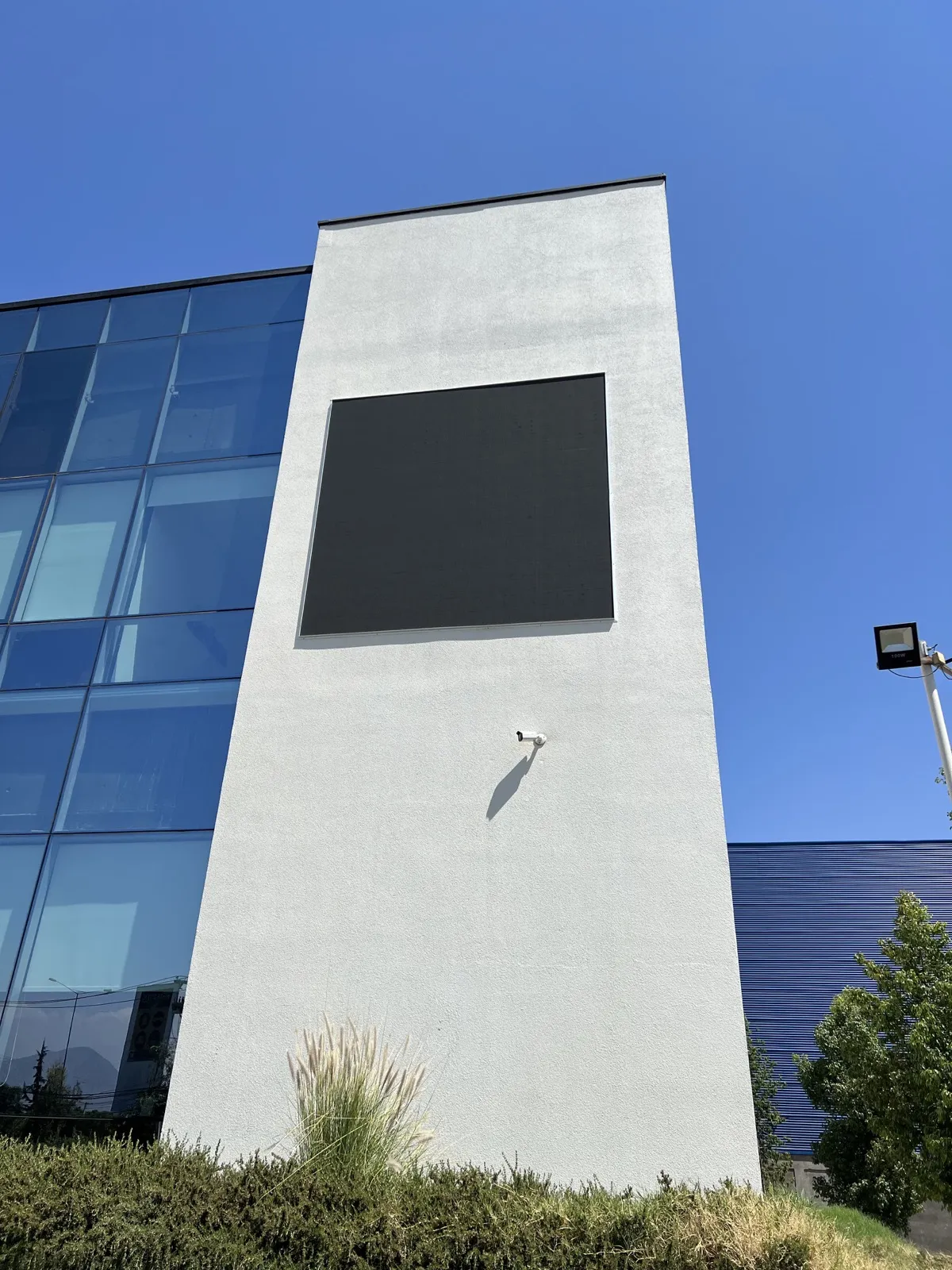 Simma: Pantalla LED en fachada y obras civiles