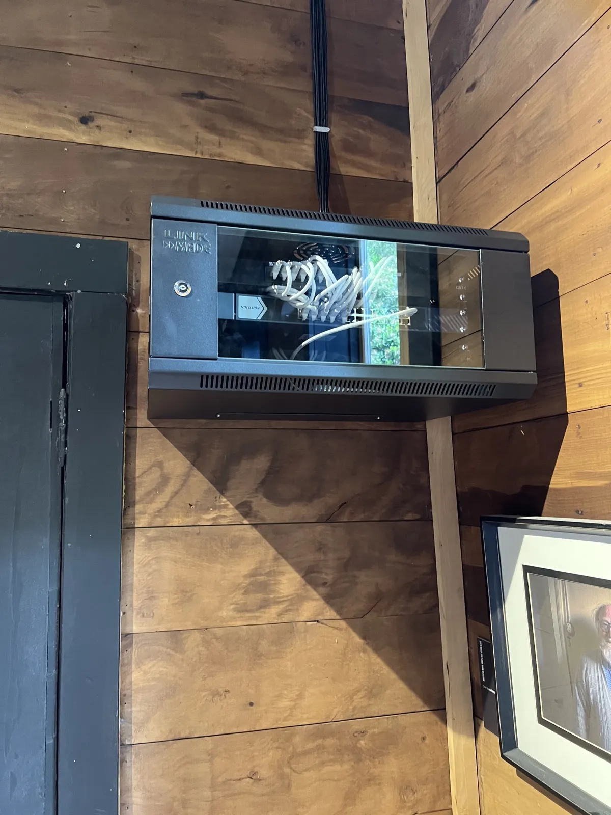 Museo Los Chilcos: Pantallas para muestra fotográfica