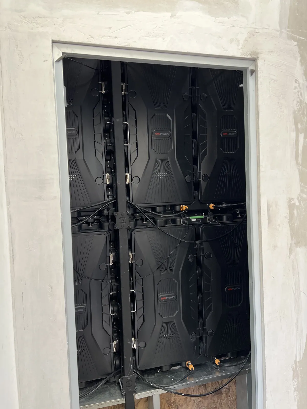 Simma: Pantalla LED en fachada y obras civiles
