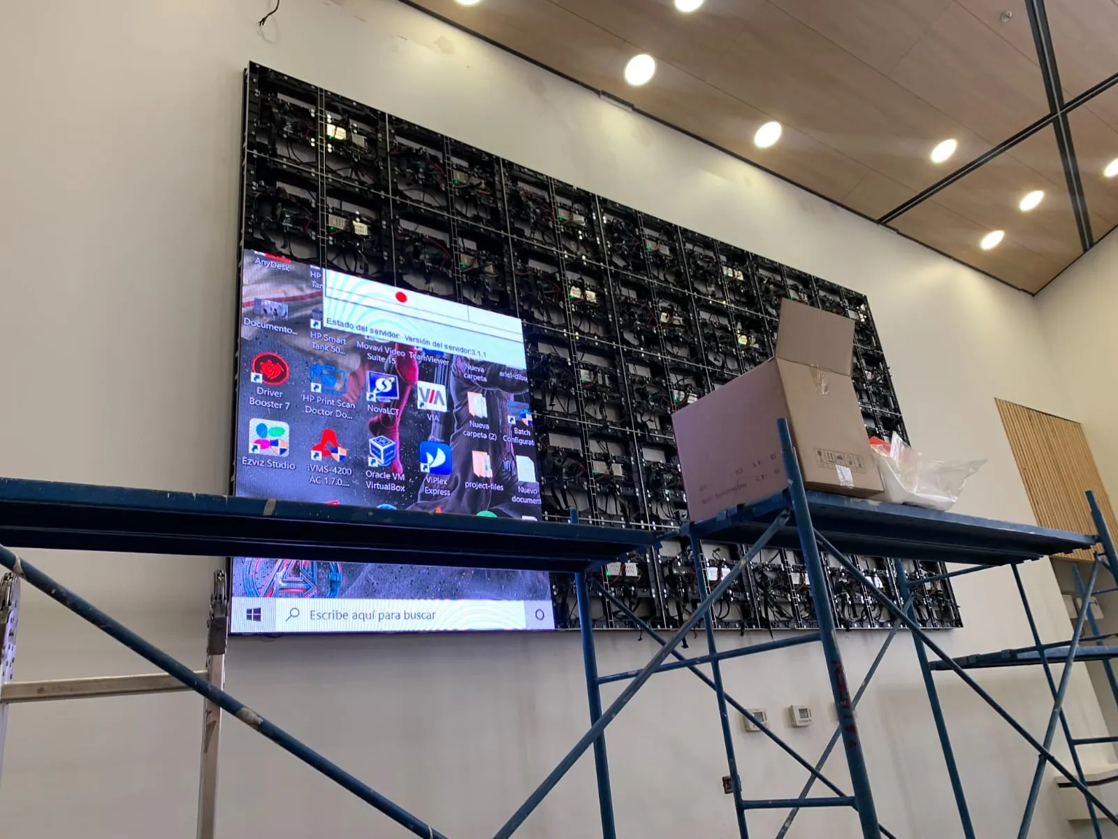 Lenovo: Tótem digital vertical en tienda