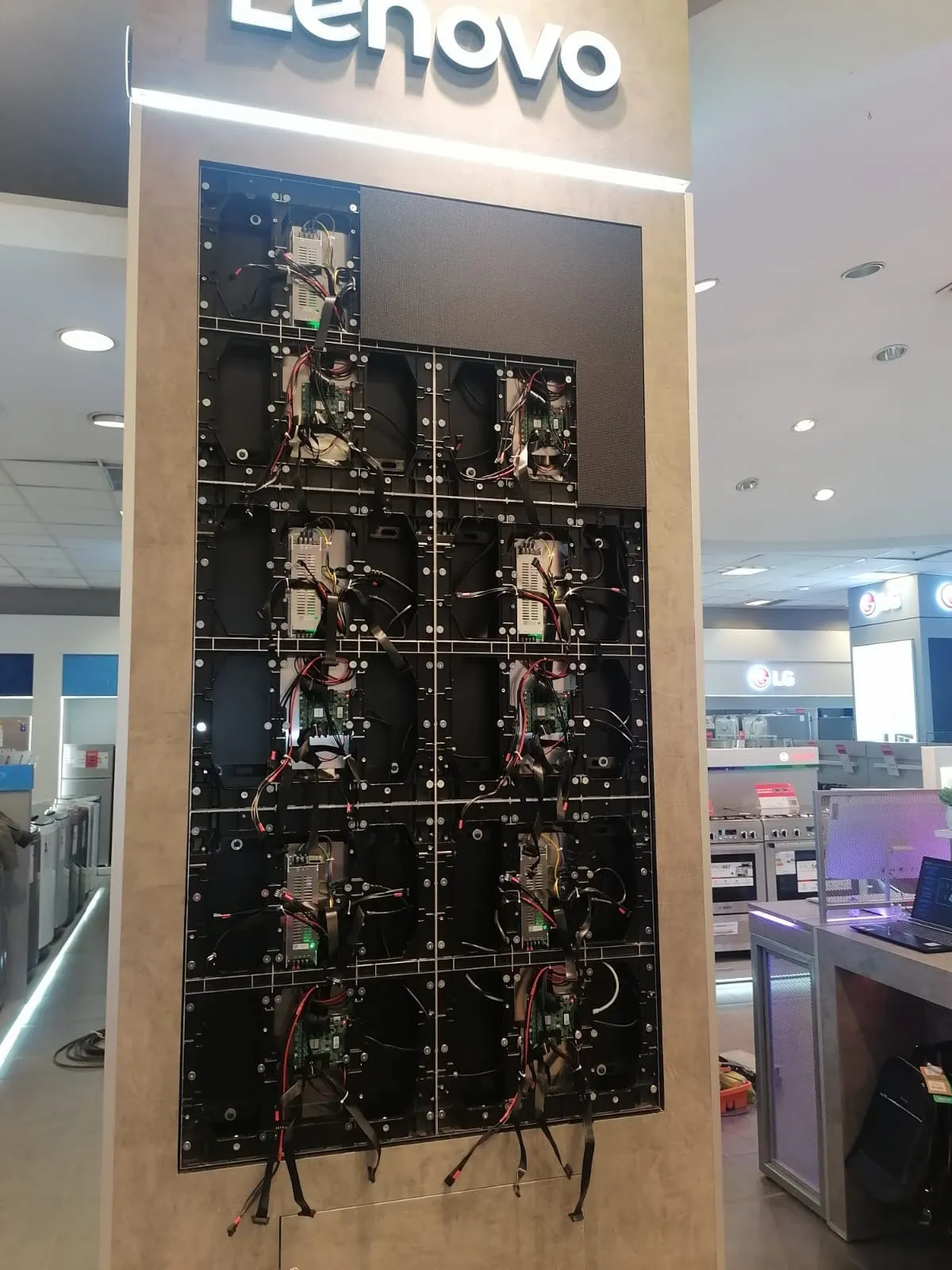 Lenovo: Tótem digital vertical en tienda